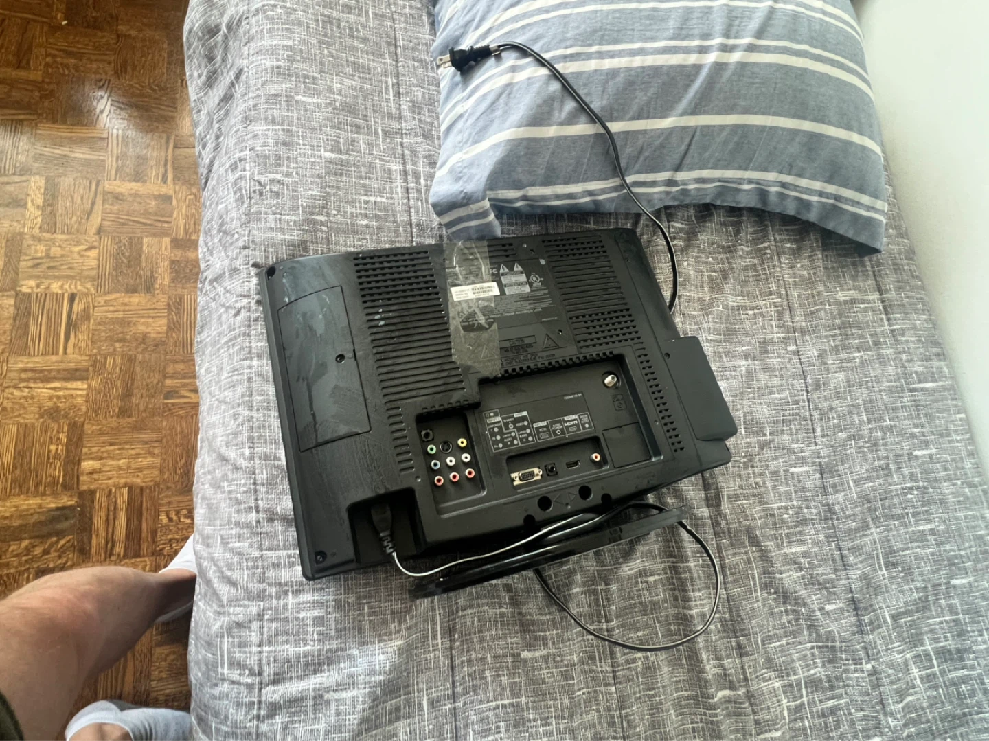 SHARP LIQUID LCD TV WITH REMOTE CONTROL AND PEDESTAL - photo 3