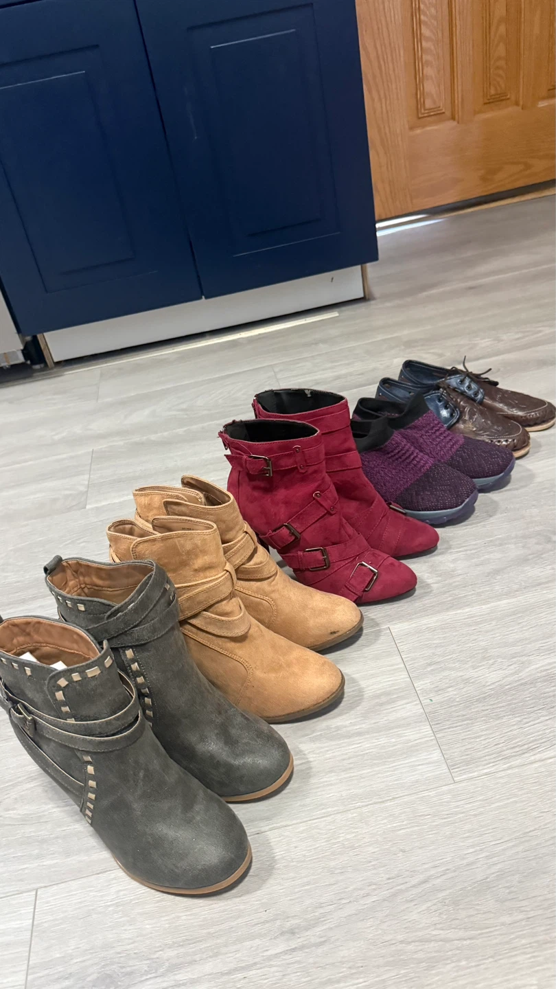 Mixed Lot of Women's Shoes size 7-8. ( $10 per boot )