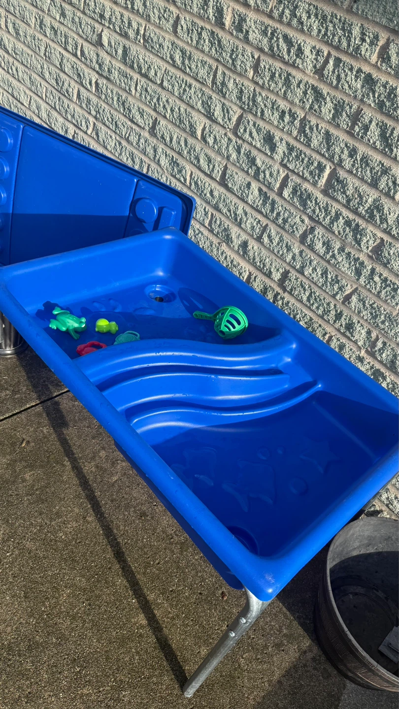 Blue Sensory Table Need plug to hold the water in