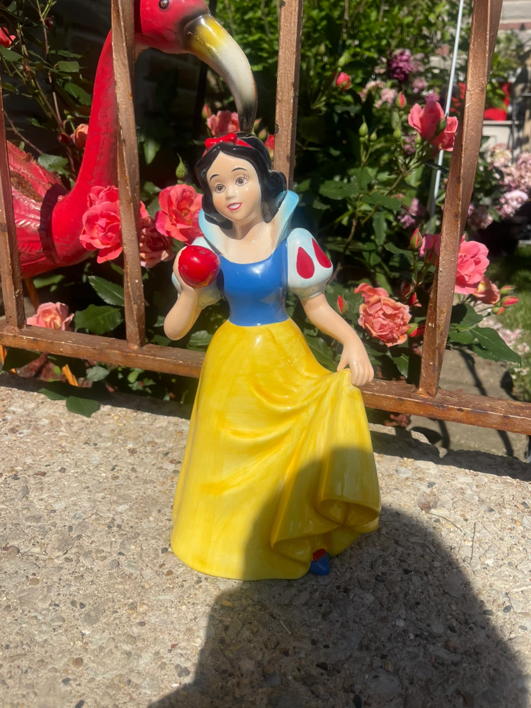 Snow White Figurine with Apple ⚽
