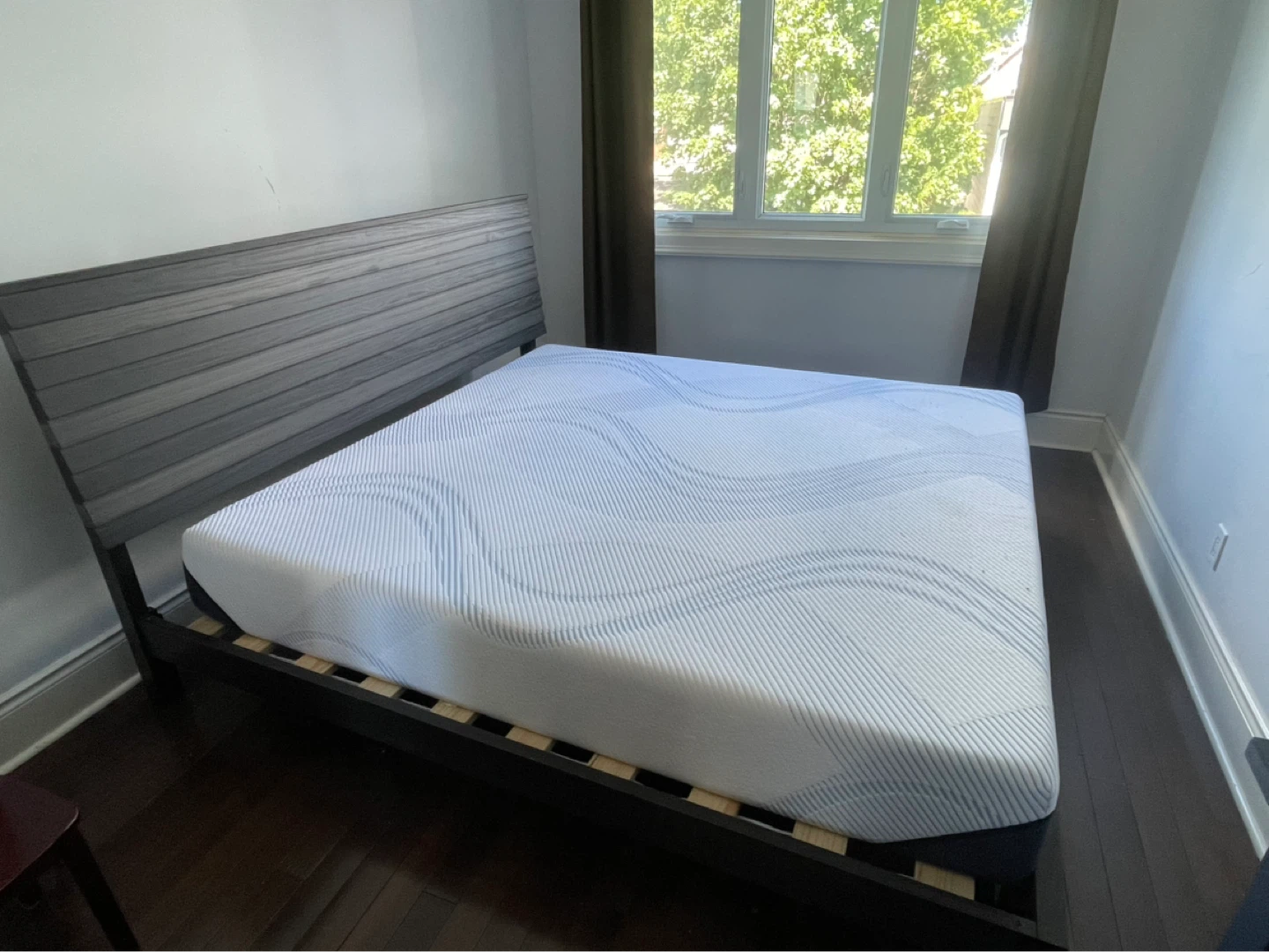 King Bedroom Set: Rotta Móveis Frame & TEMPUR-Pedic Mattress