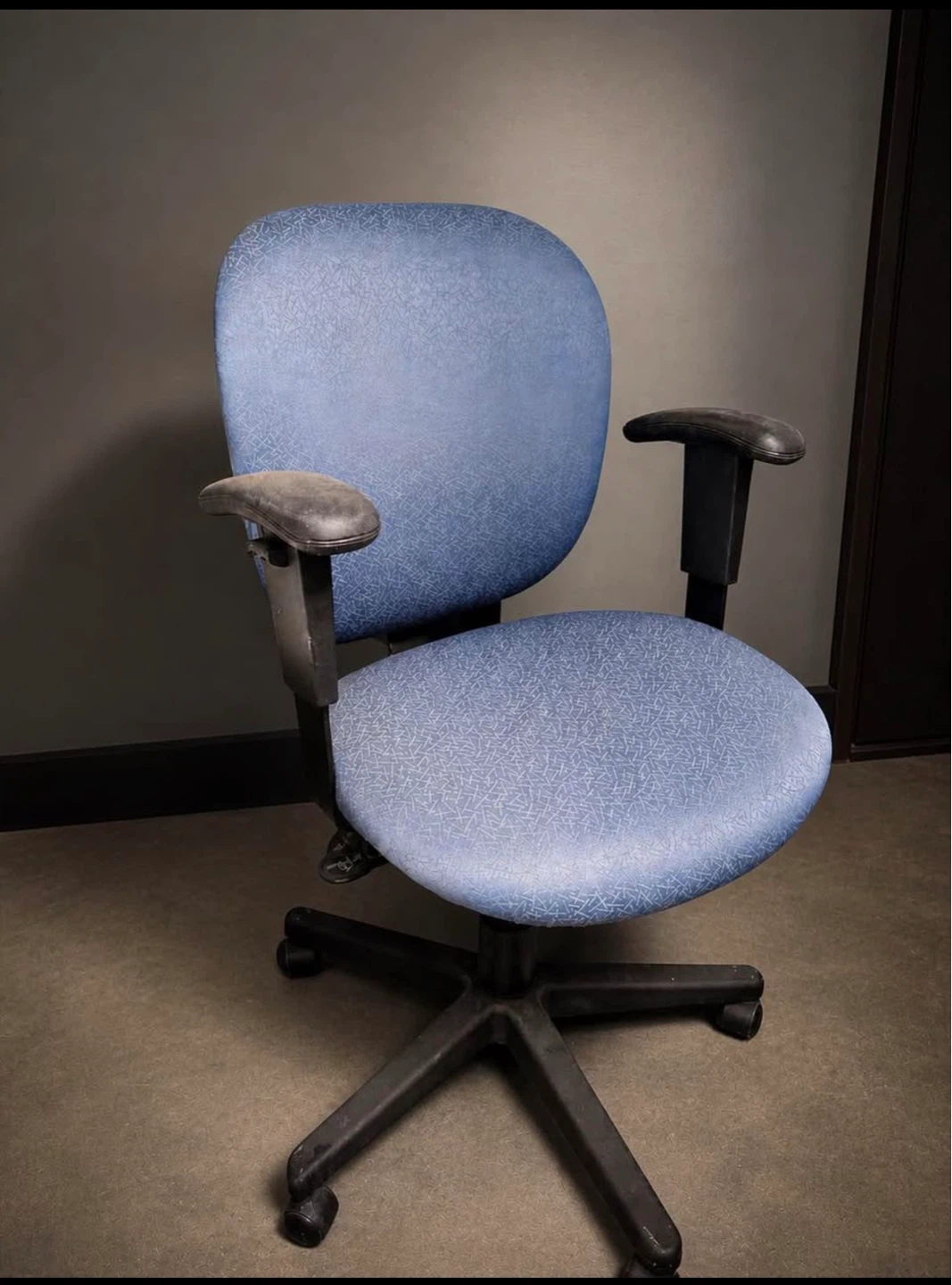 Ergonomic Office Chair (adjustable)