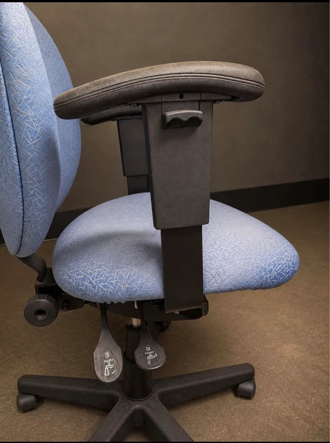 Ergonomic Office Chair (adjustable) - photo 2