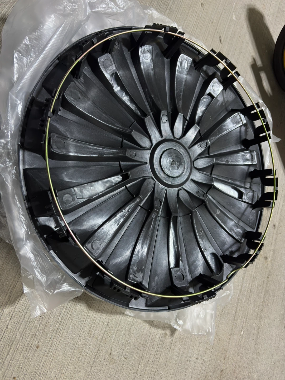 Set of 3 Black and Silver Hubcaps 15”ST - photo 4