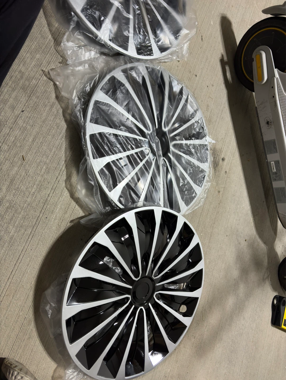 Set of 3 Black and Silver Hubcaps 15”ST - photo 2