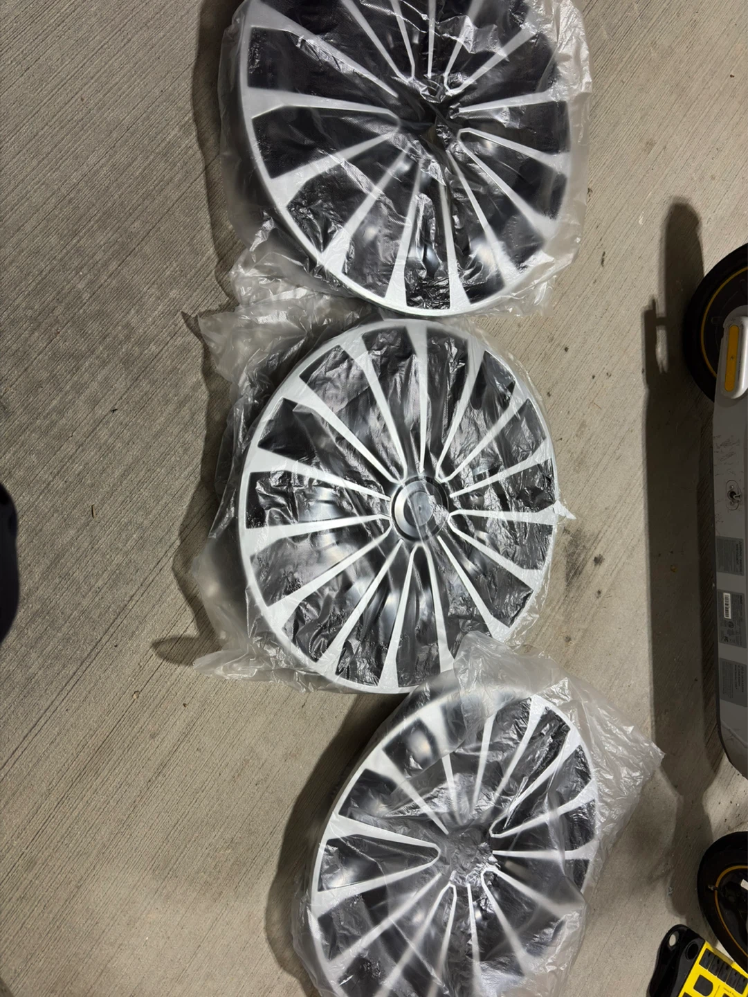 Set of 3 Black and Silver Hubcaps 15”ST