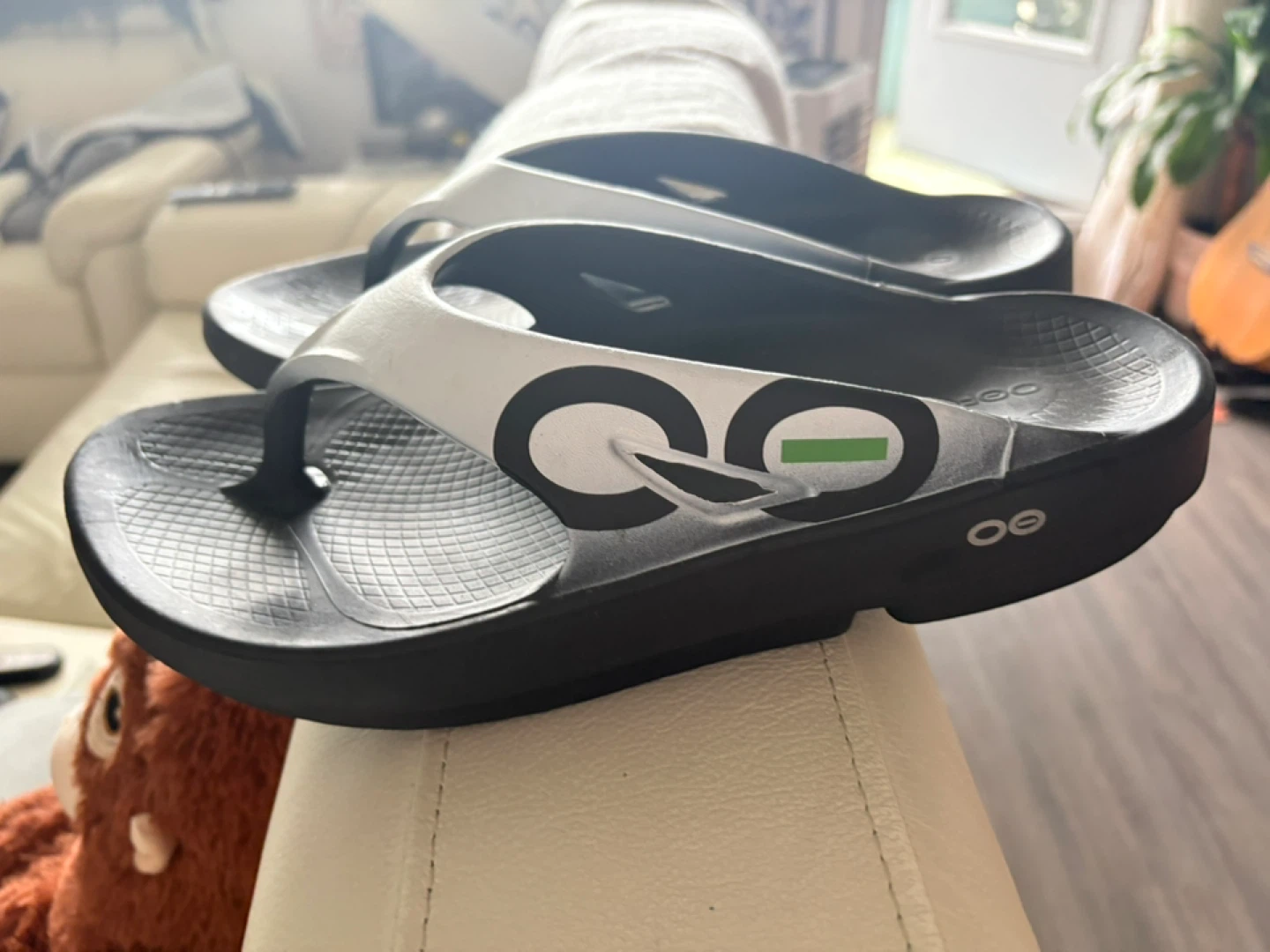 OOFFOS sandals size 8-9