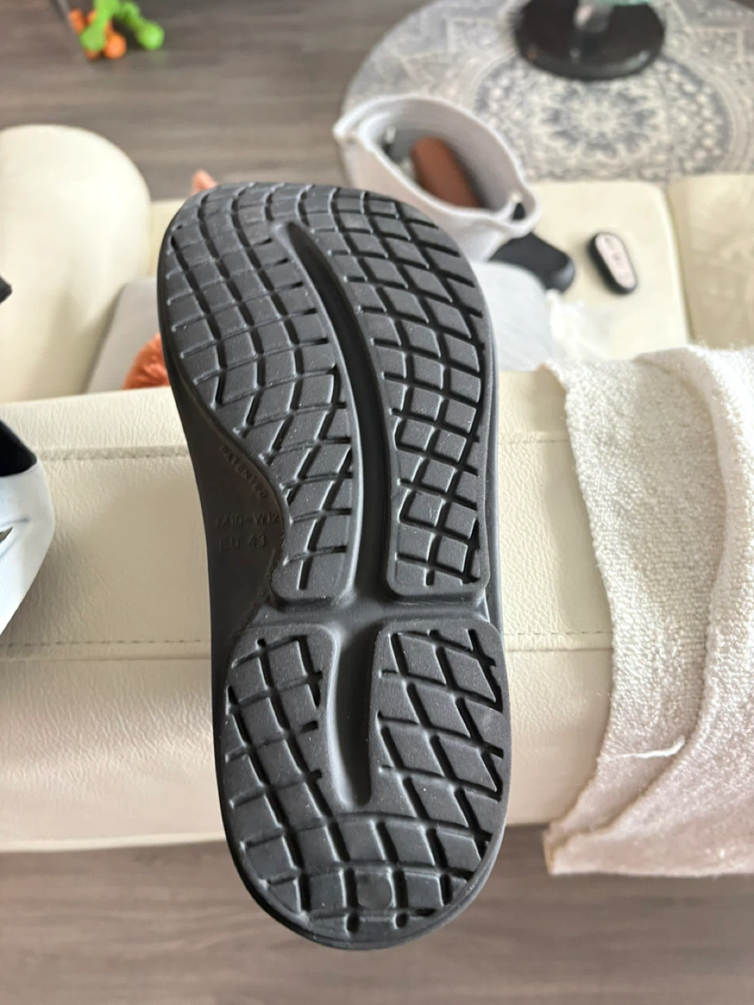 OOFFOS sandals size 8-9 - photo 3