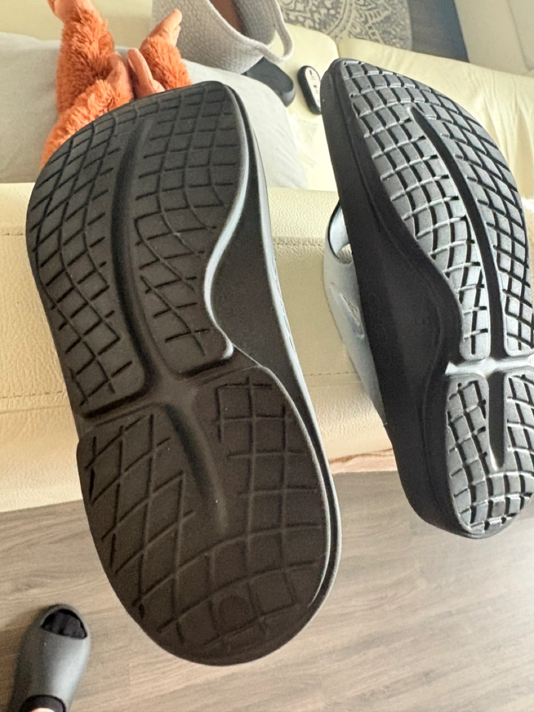 OOFFOS sandals size 8-9 - photo 4