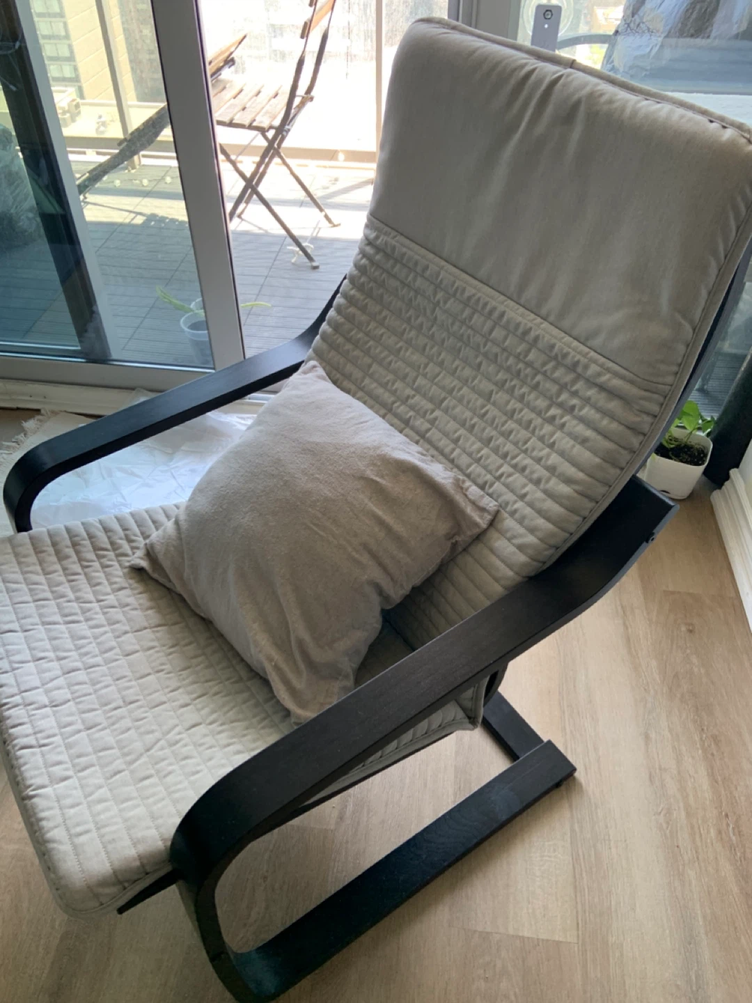 comfy chair with free pillow - photo 2