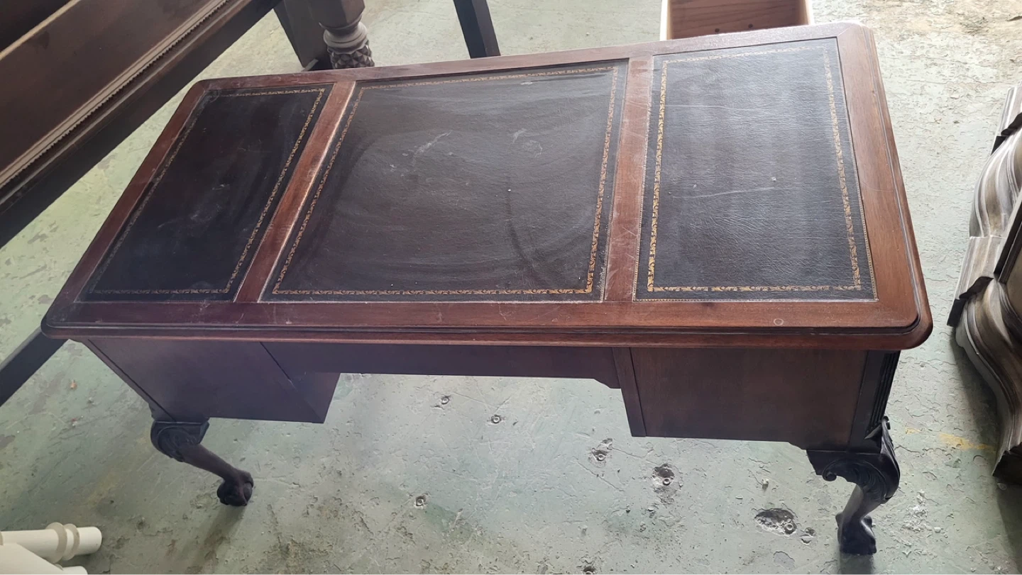 Vintage Mahogany Desk with Leather Inlay - photo 3