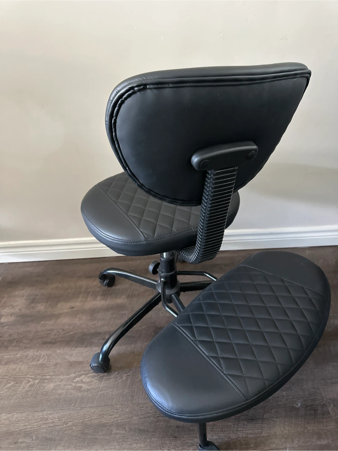 Ergonomic Cross Legged Office Chair - photo 3