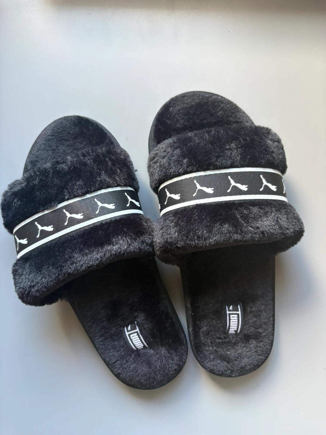 Puma Fuzzy Slippers - Sz 5 ⚽️