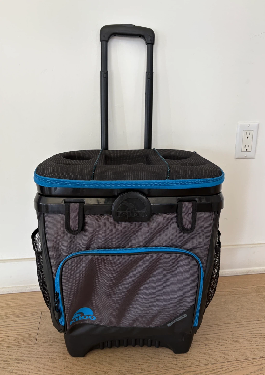 Igloo Maxcold Rolling Cooler with Cup Holders
