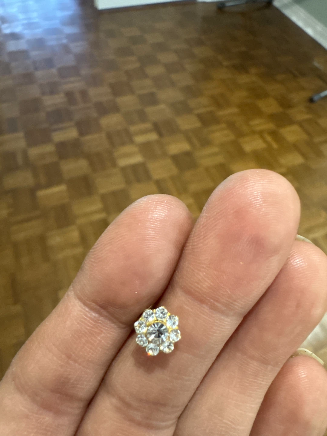 ⚽️Gold Flower nose pin with Clear Stones