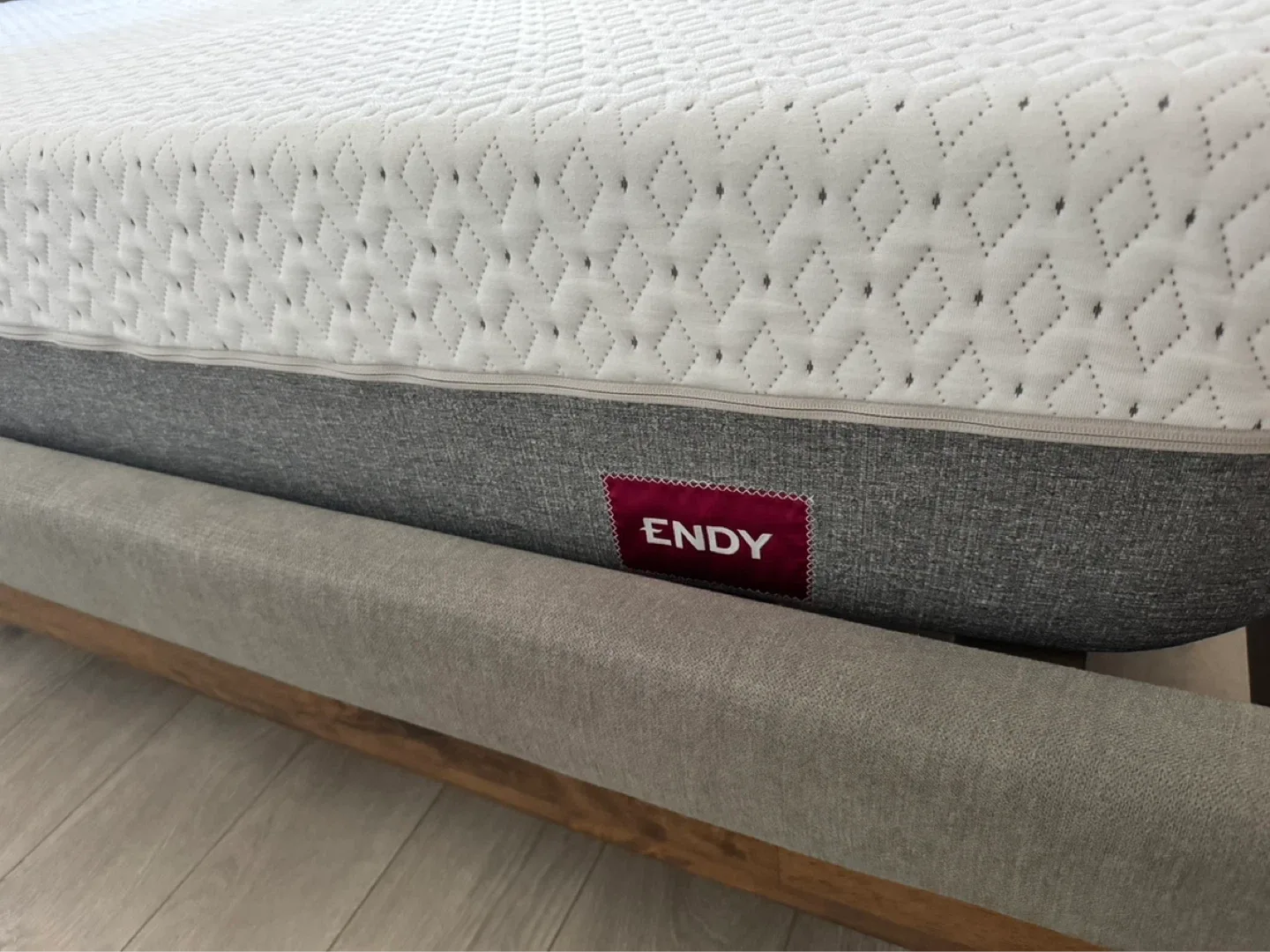 MUST GO- MOVING SALE -ENDY Mattress - Queen size, medium firm - photo 3