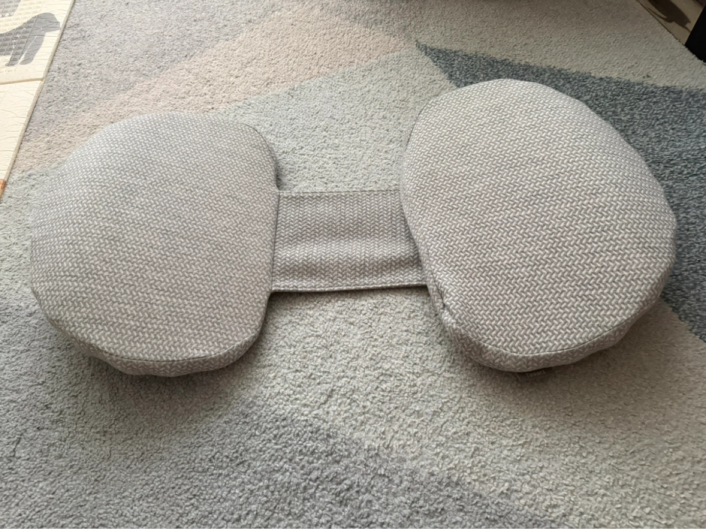 U-shaped pillow, pregnancy wedge pillow, nursing pillow.