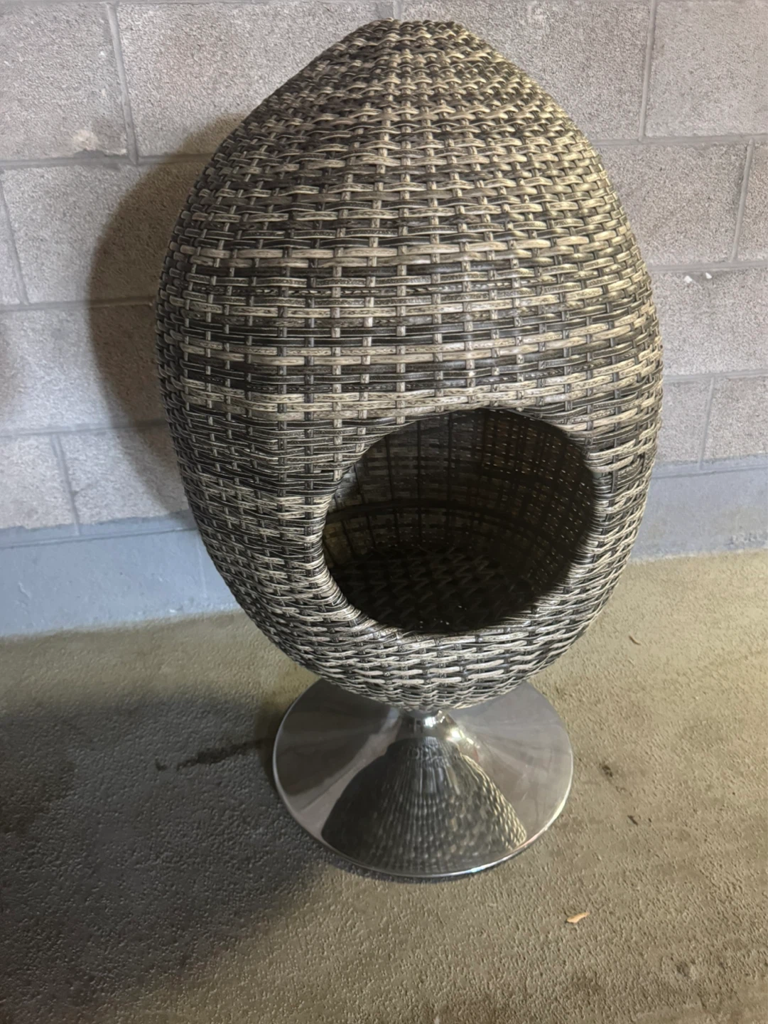 Woven Egg Shaped Pet Bed with Swivel Base