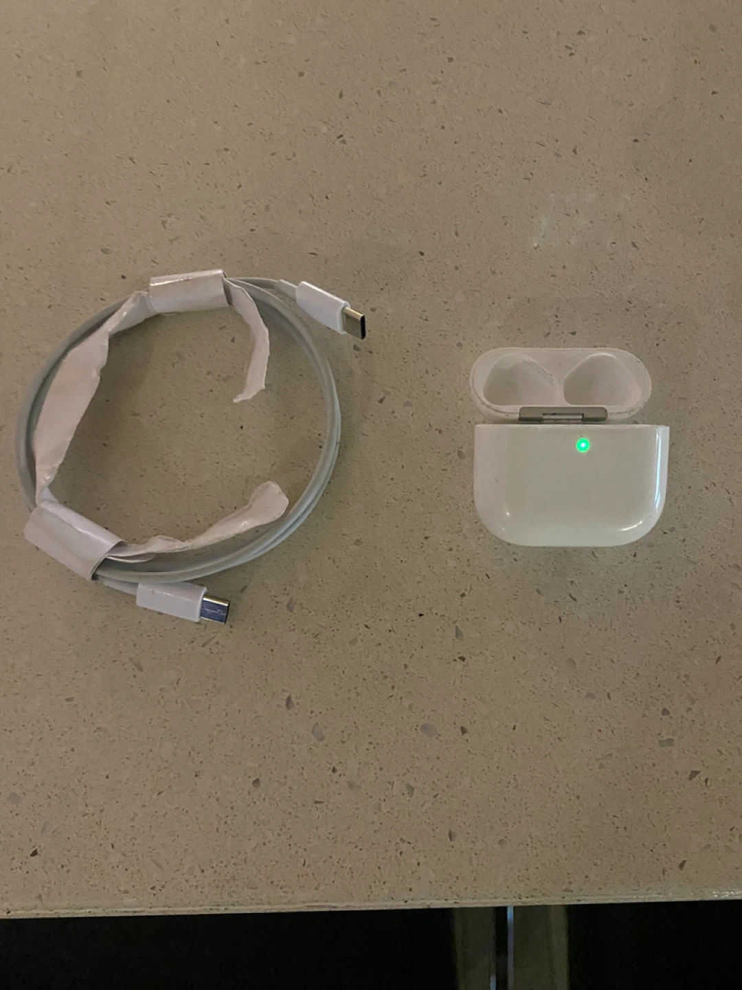 Apple AirPods Pro Charging Case & USB-C Cable - photo 3
