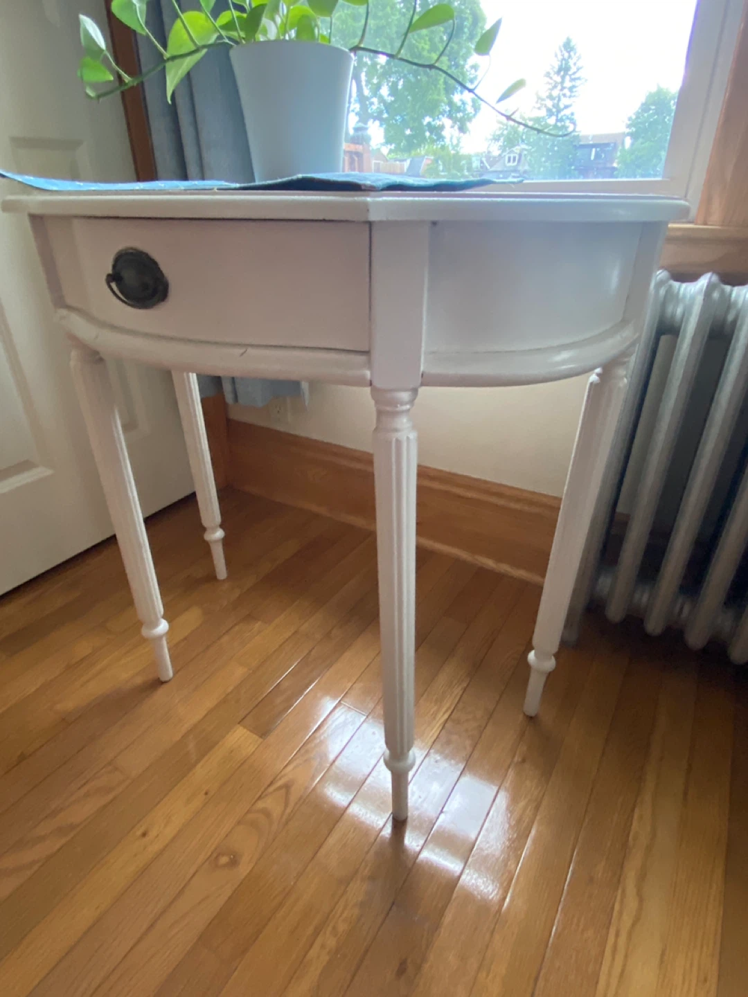 cute white table - photo 3