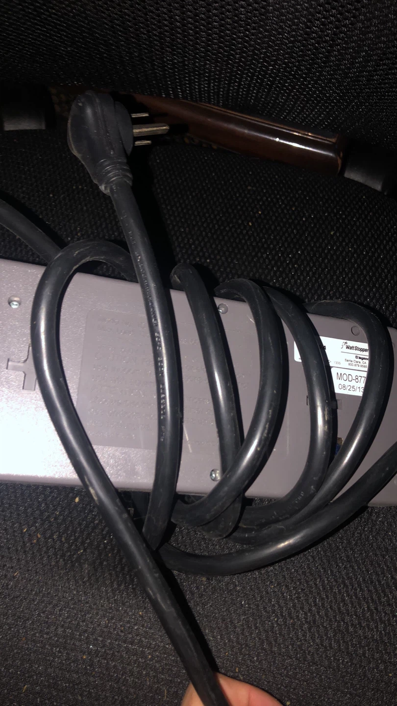 Isolé Surge Protector Power Strip - photo 2