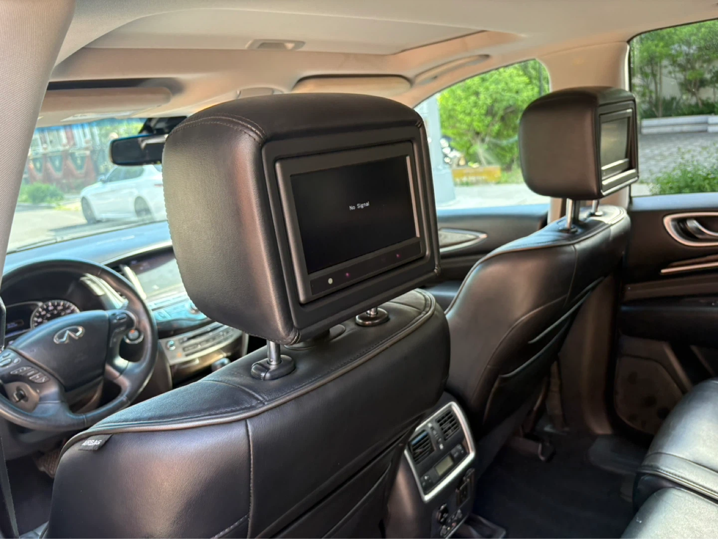 Infiniti SUV with Rear Entertainment - photo 5