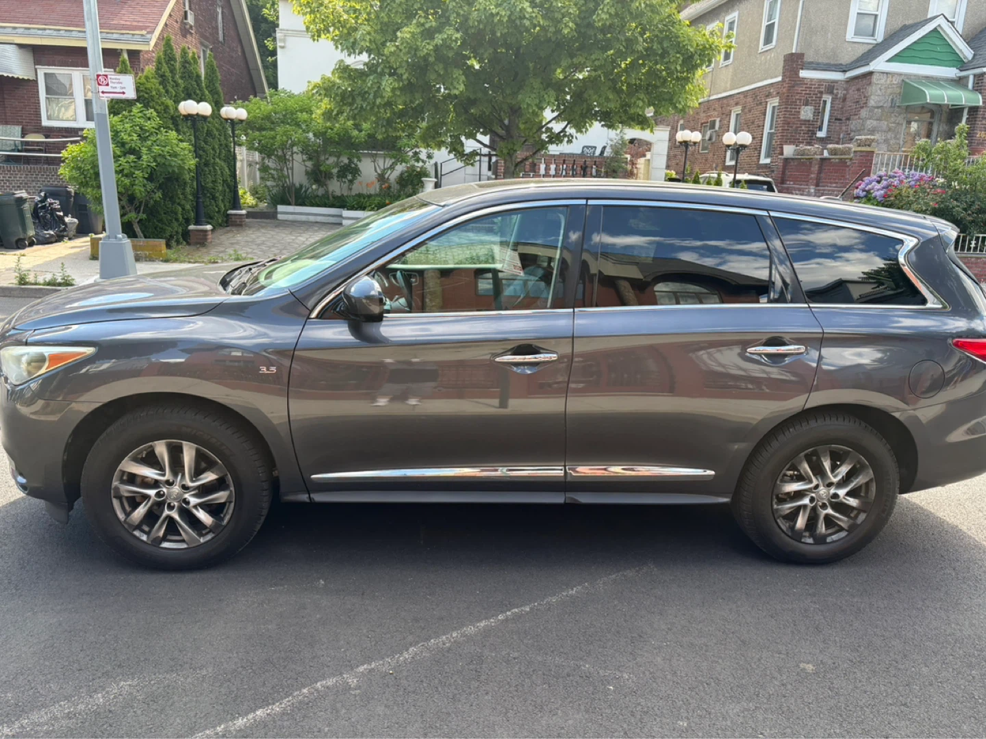 Infiniti SUV with Rear Entertainment - photo 3