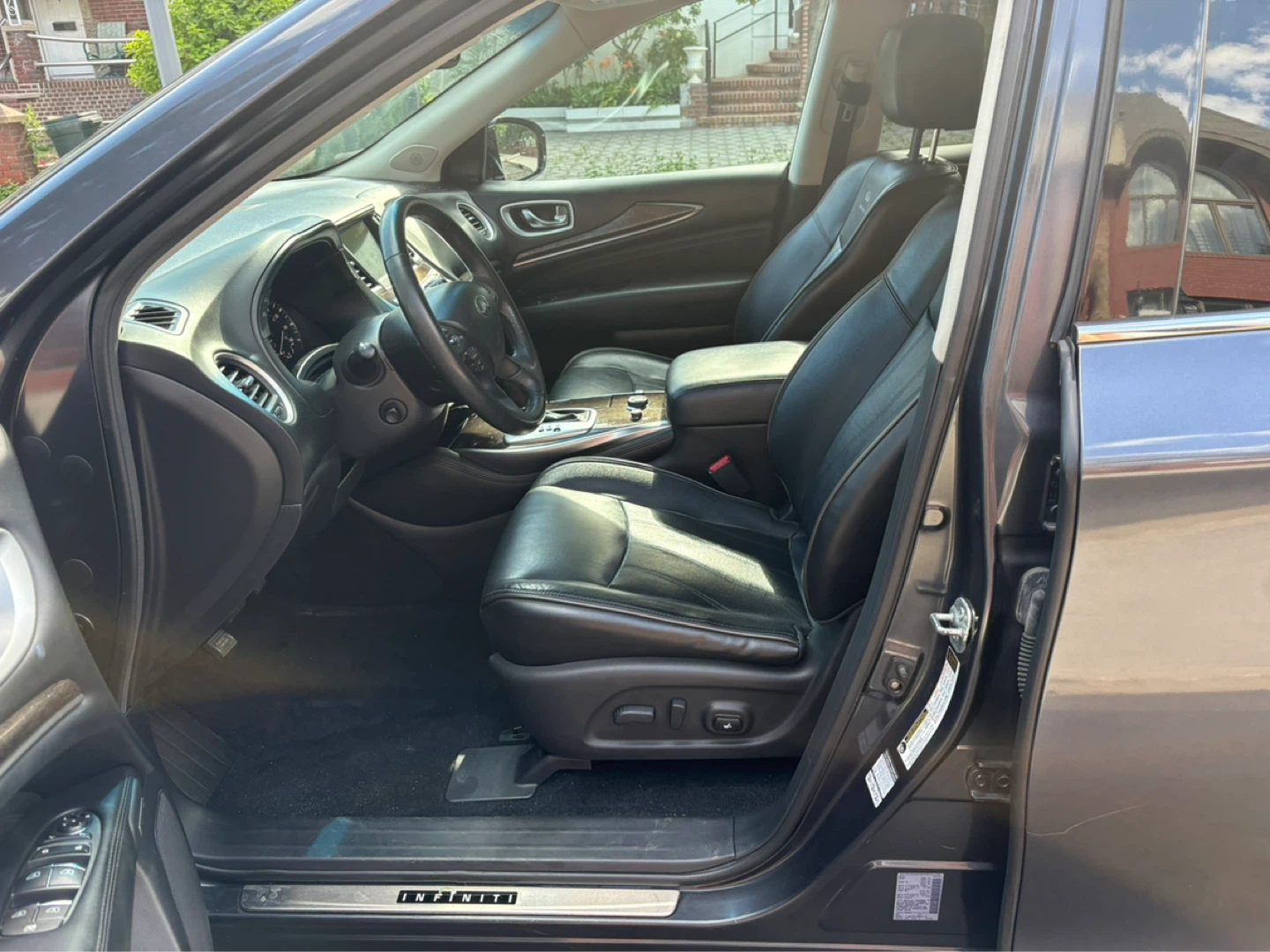 Infiniti SUV with Rear Entertainment - photo 4