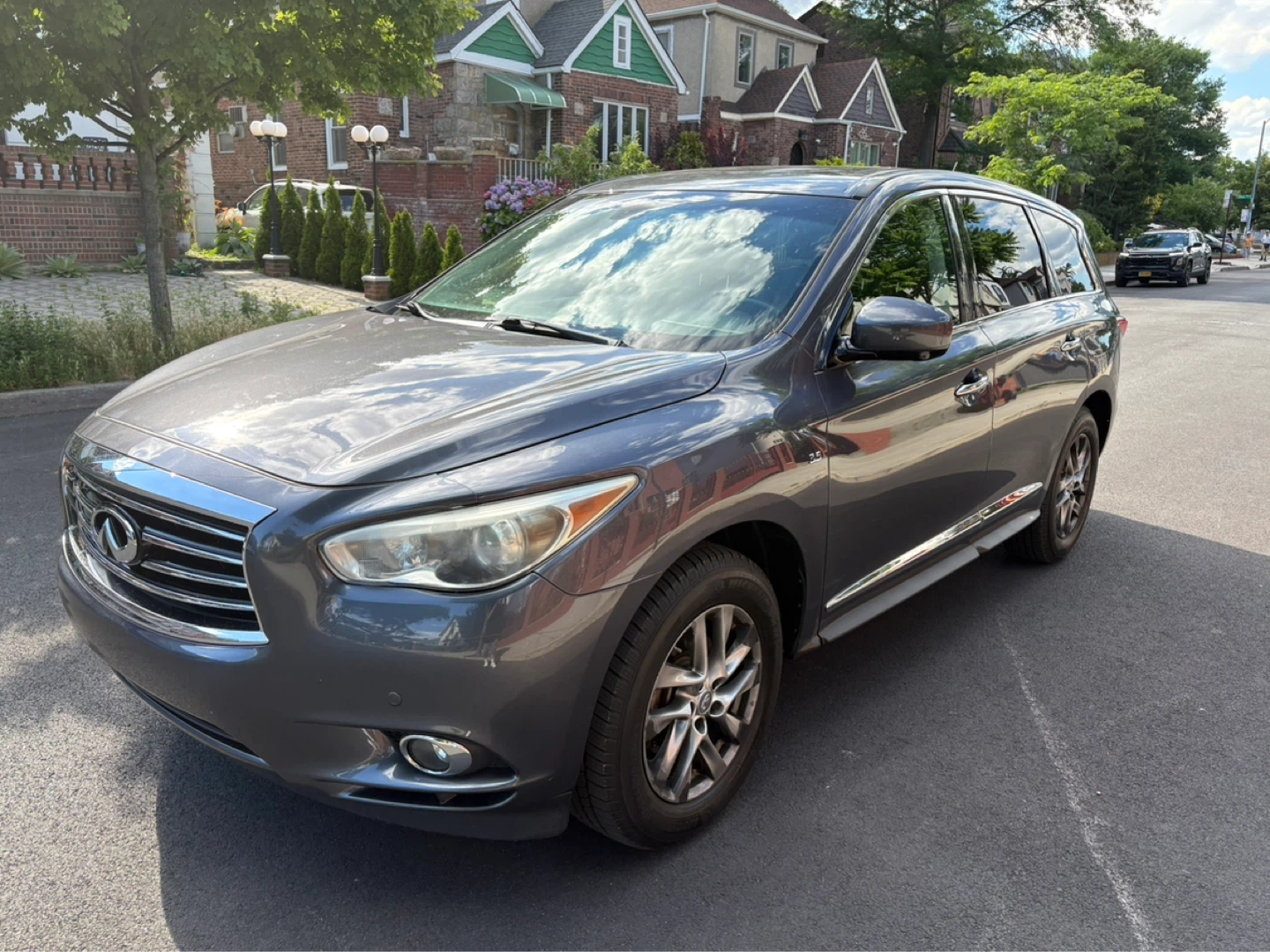 Infiniti SUV with Rear Entertainment - photo 2
