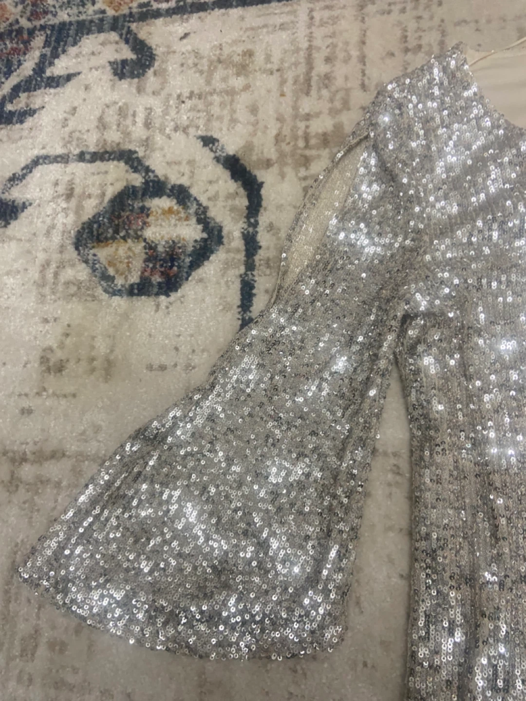 ⚽️Cable & Gauge Silver Sequin Bell Sleeve Top - photo 3