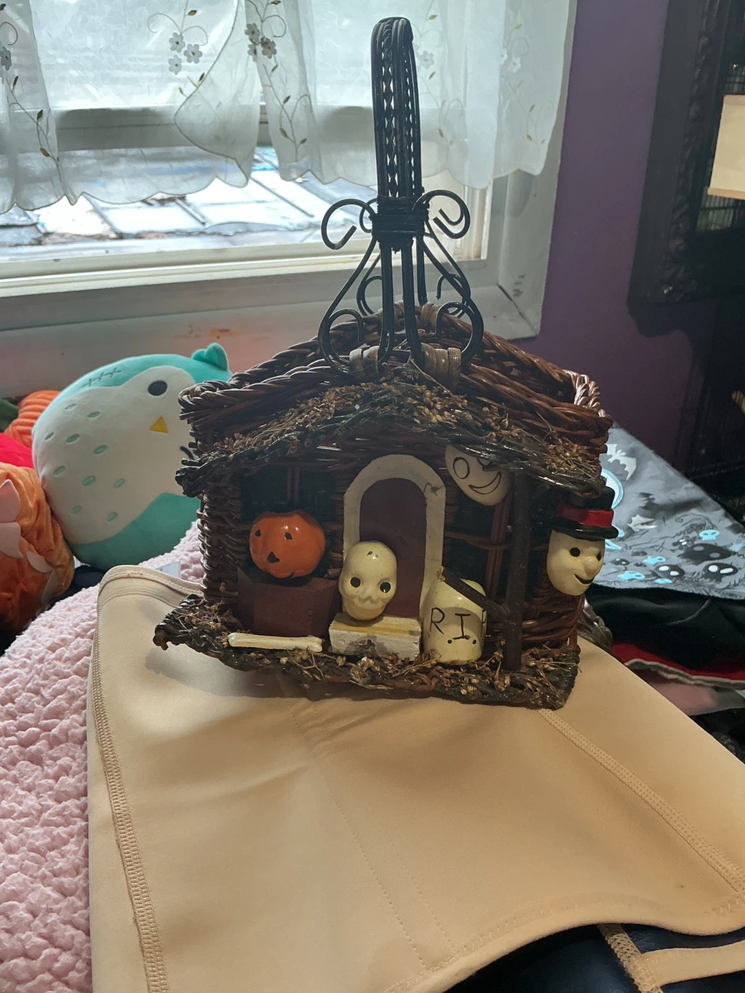 Halloween Wicker Basket with Decor ⚽