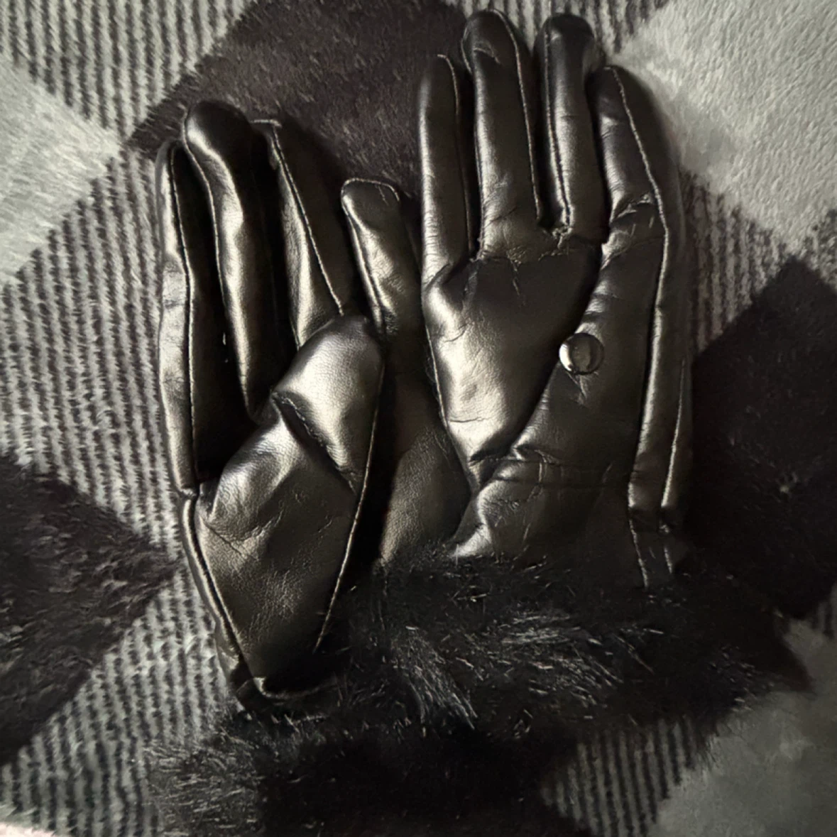 Faux Leather Fur Trim Gloves - *Women* - photo 3