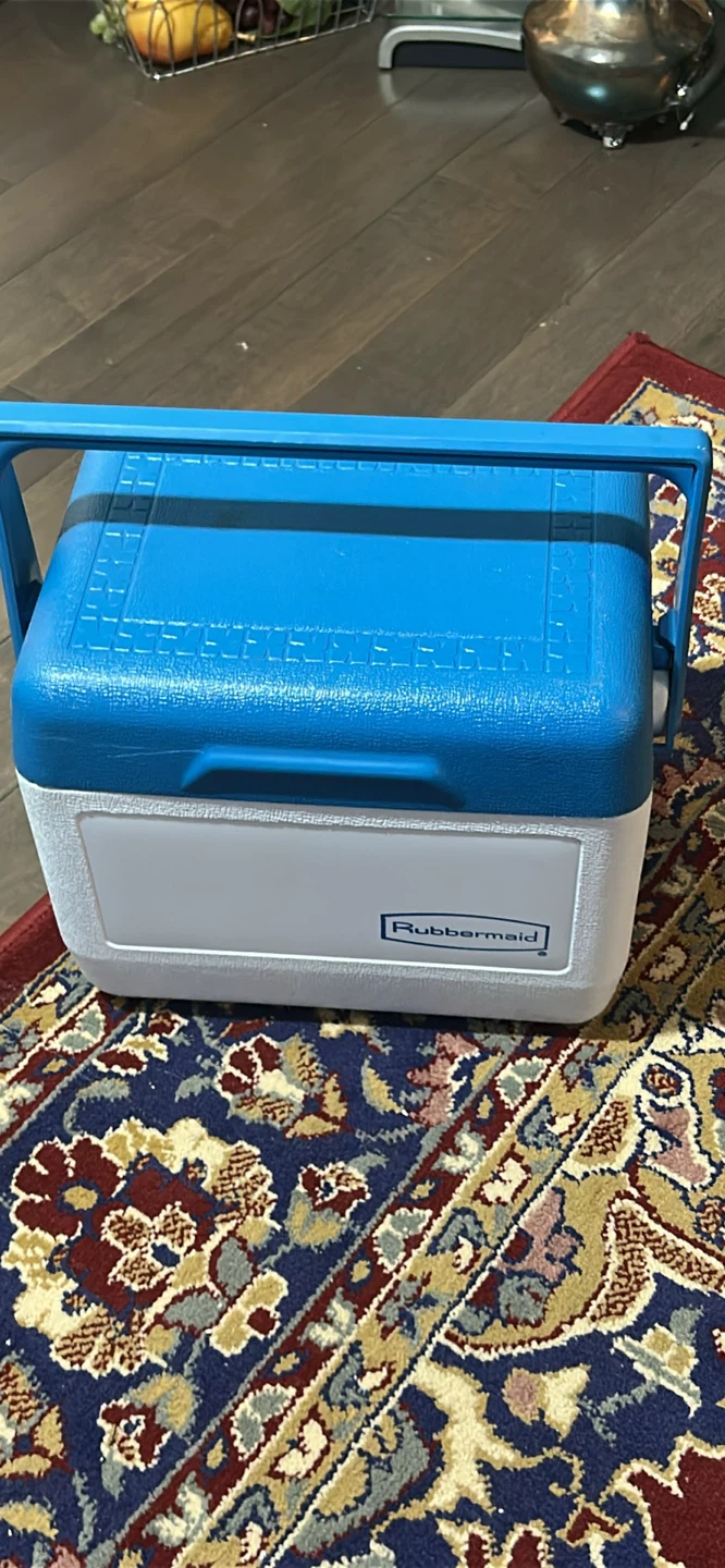 Rubbermaid Cooler with Ice Pack