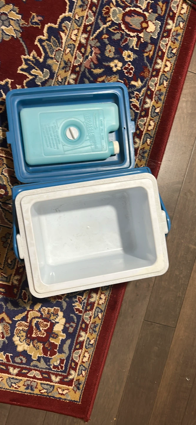 Rubbermaid Cooler with Ice Pack - photo 2