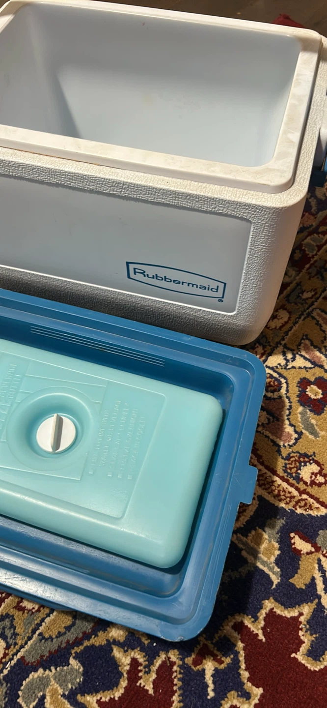 Rubbermaid Cooler with Ice Pack - photo 4