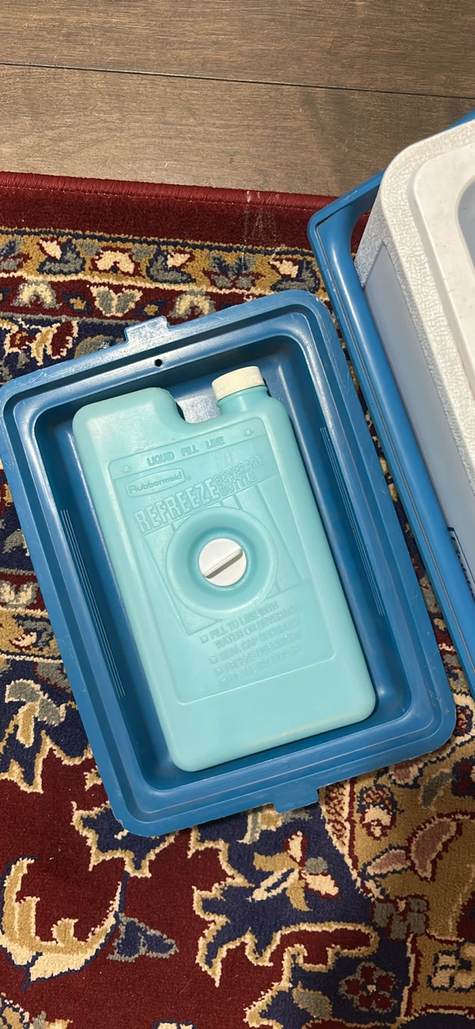Rubbermaid Cooler with Ice Pack - photo 3