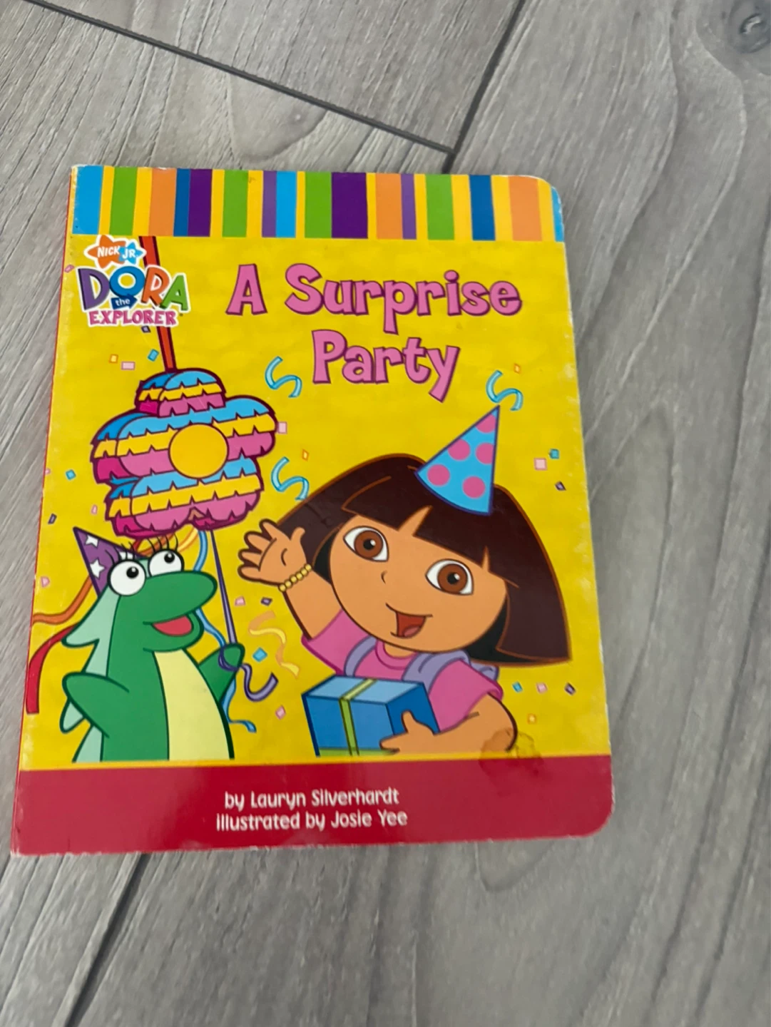 Dora the Explorer A Surprise Party Book⚽️