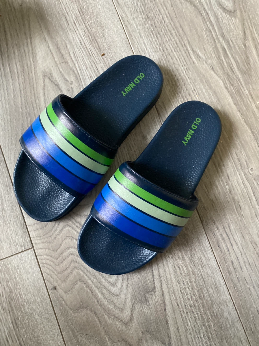 ⚽ Old Navy Kids Slide Sandals Size 3-4