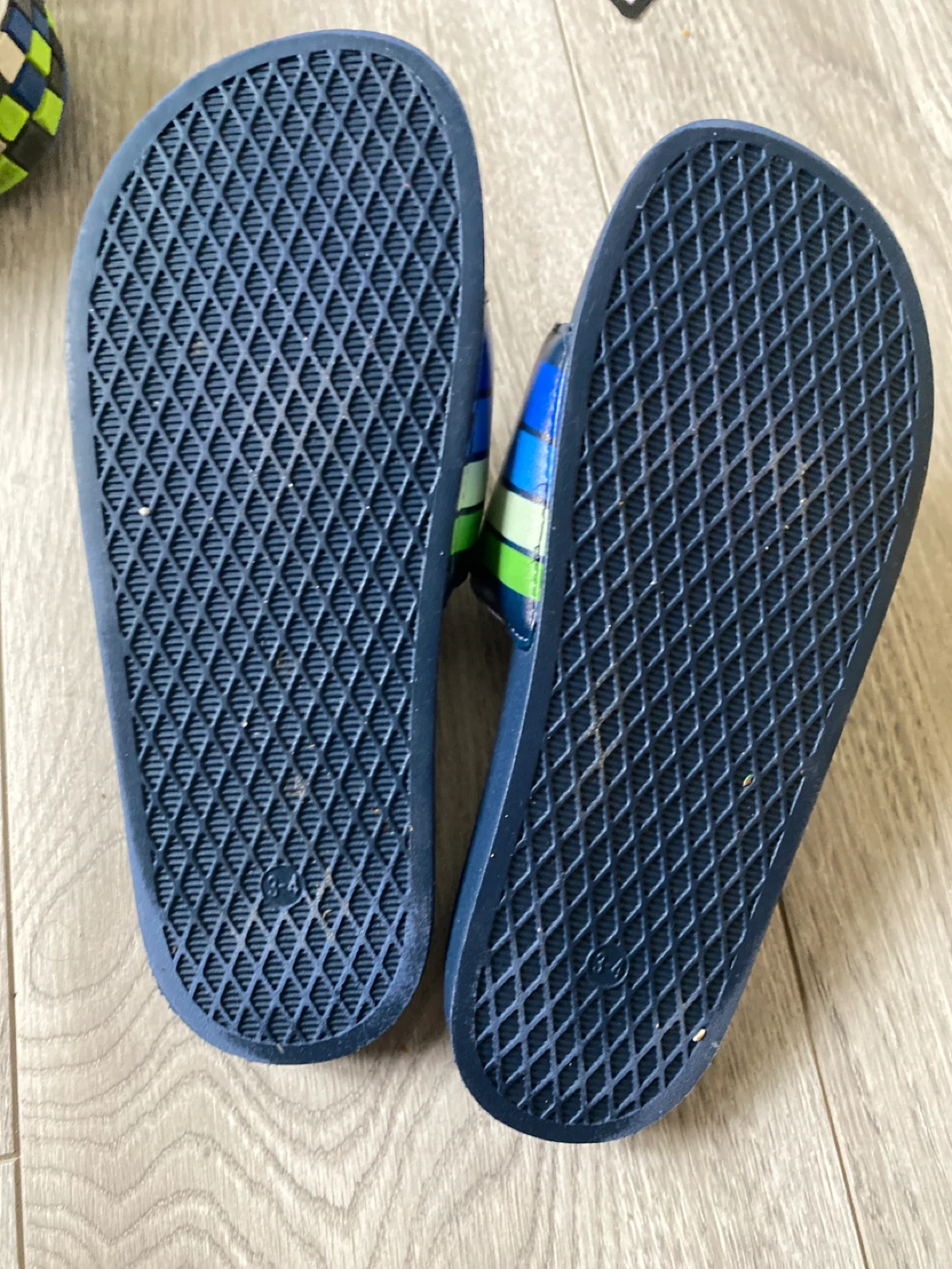 ⚽ Old Navy Kids Slide Sandals Size 3-4 - photo 2