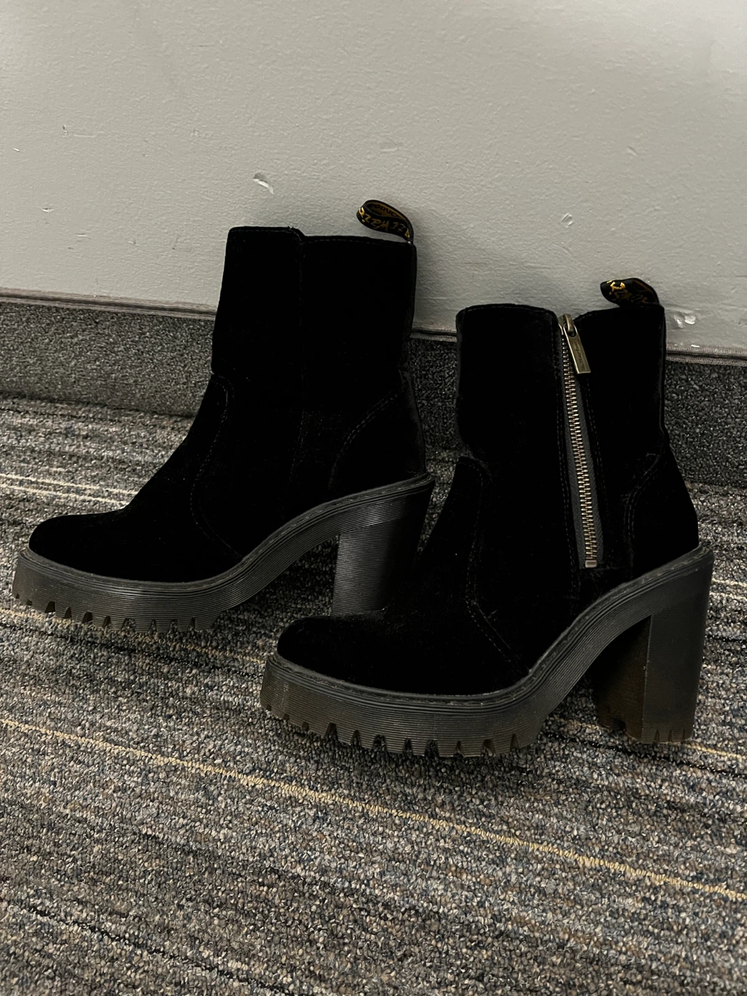 ⚽️Dr. Martens Black Velvet Platform Heeled Boots (size 6)