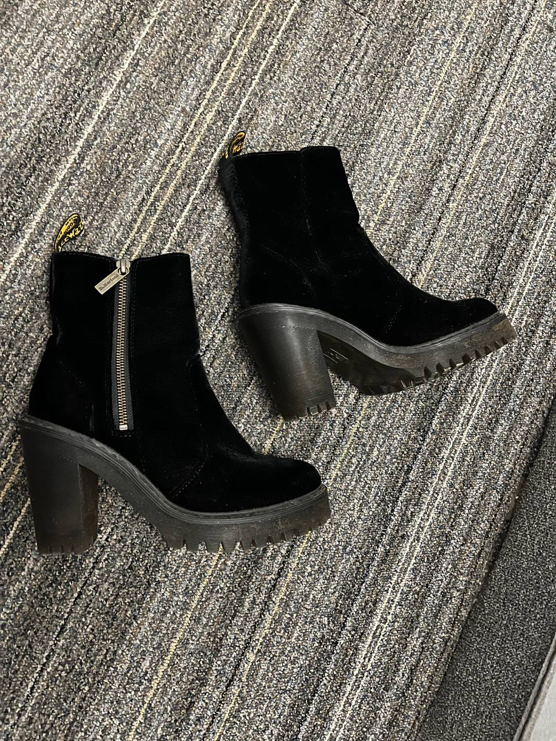 ⚽️Dr. Martens Black Velvet Platform Heeled Boots (size 6) - photo 3