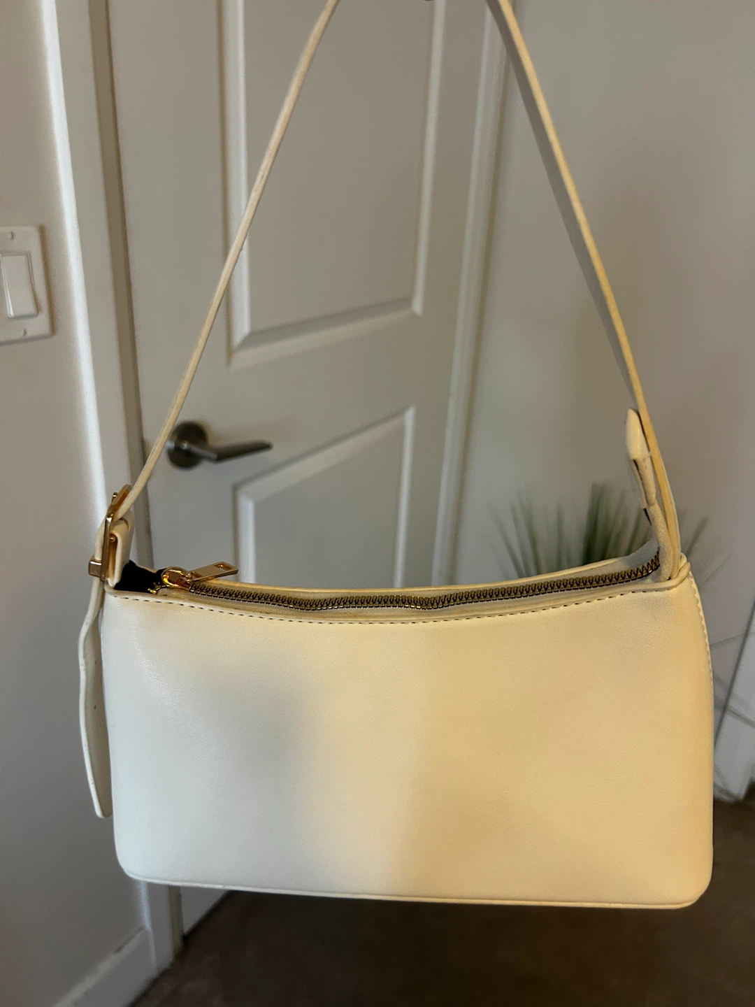 White shoulder bag