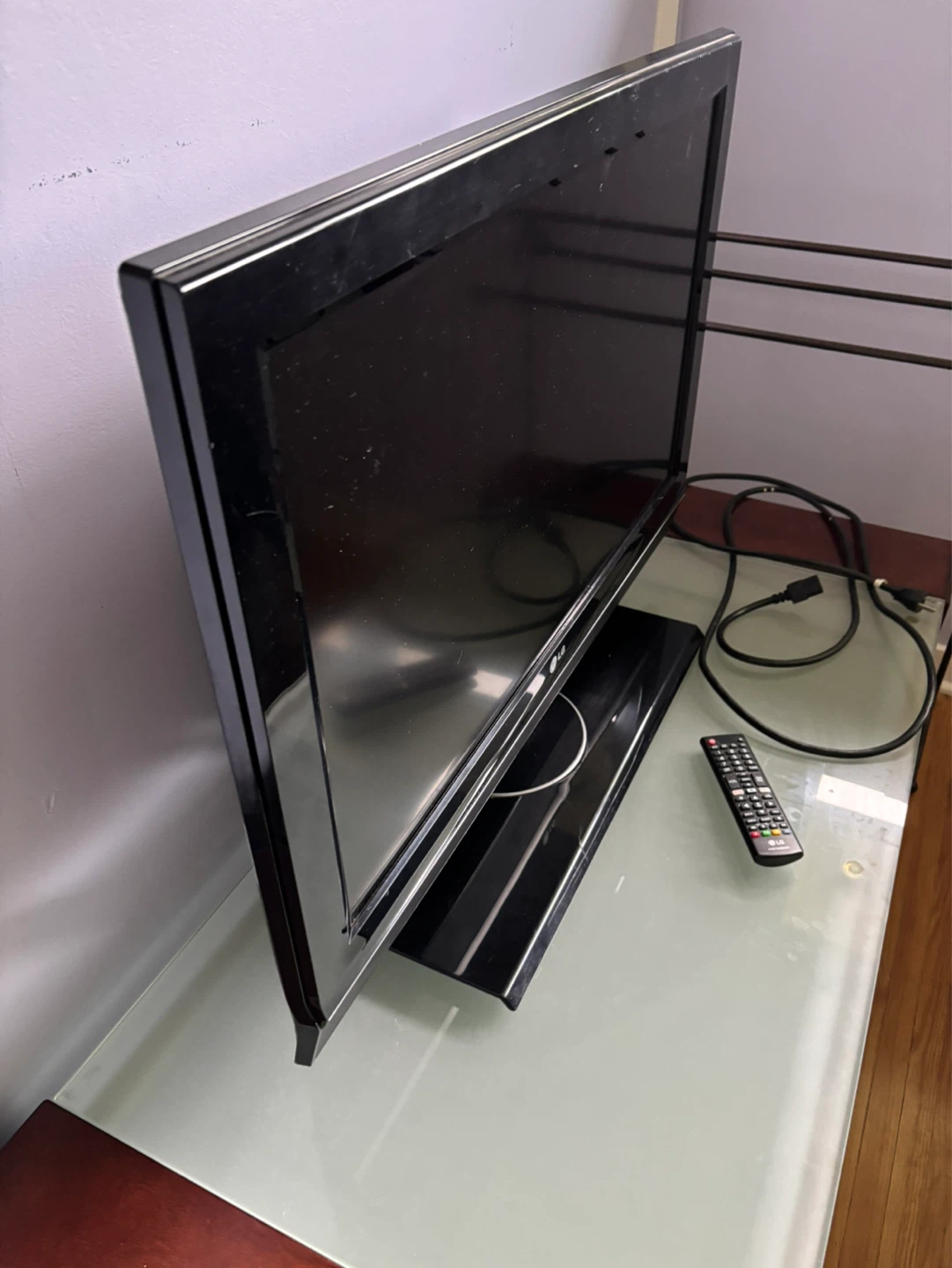 LG Flat Screen TV 32” - photo 5