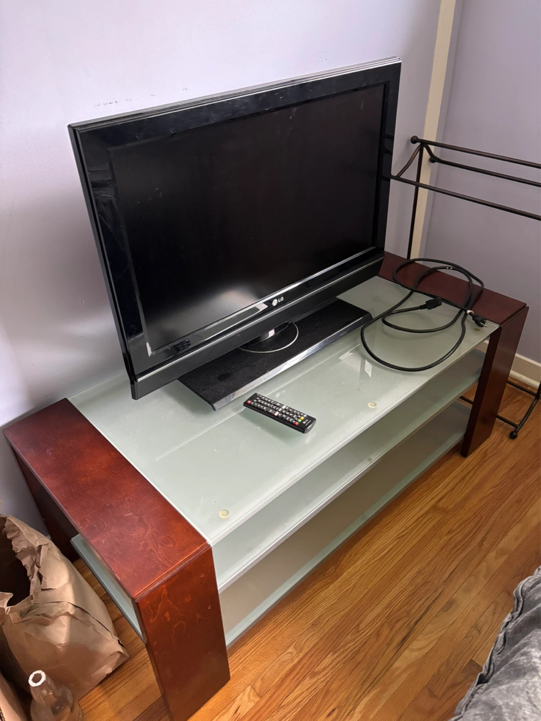LG Flat Screen TV 32” - photo 2