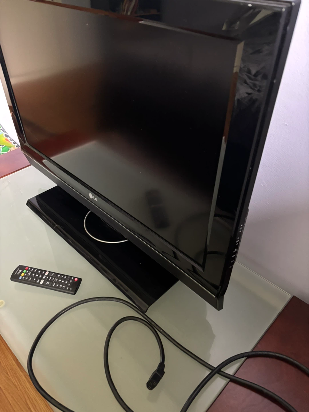 LG Flat Screen TV 32” - photo 4