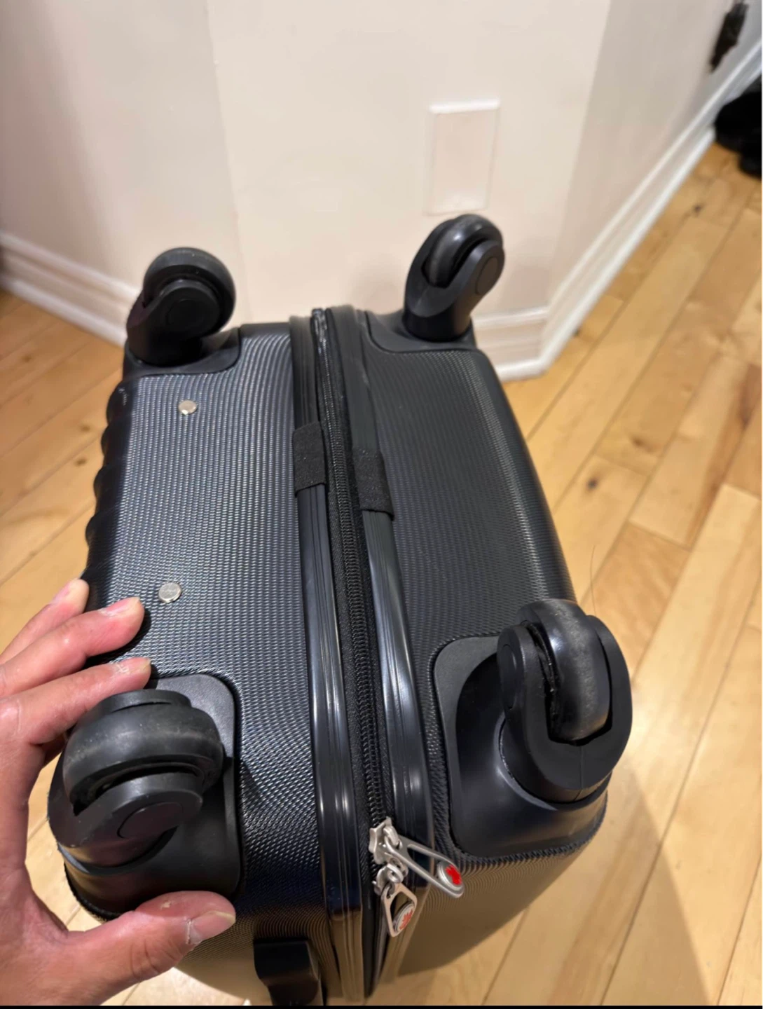 IT Luggage 21" Spinner Suitcase - photo 3