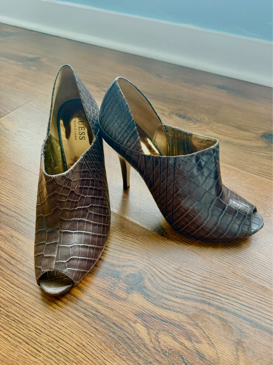GUESS Women's Brown Croc-Embossed Peep-Toe Heels