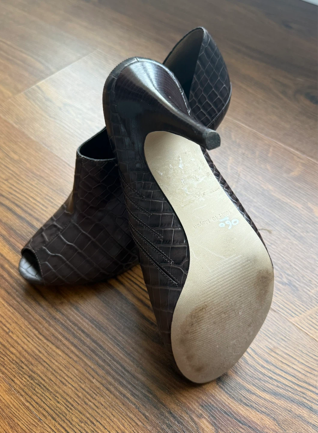 GUESS Women's Brown Croc-Embossed Peep-Toe Heels - photo 4