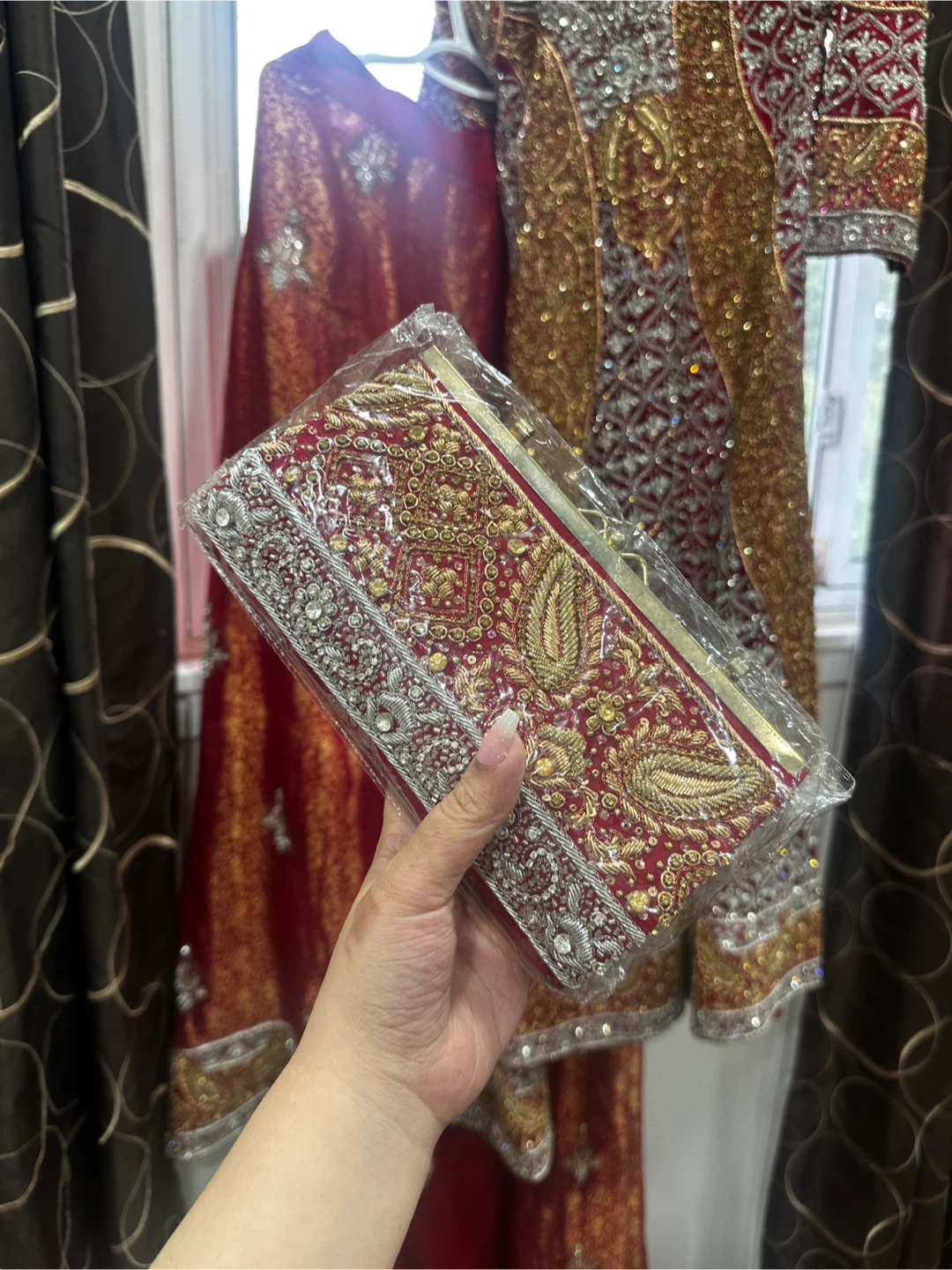 Beautiful Bridal Lehenga Set + Clutch (Never Worn) - photo 2