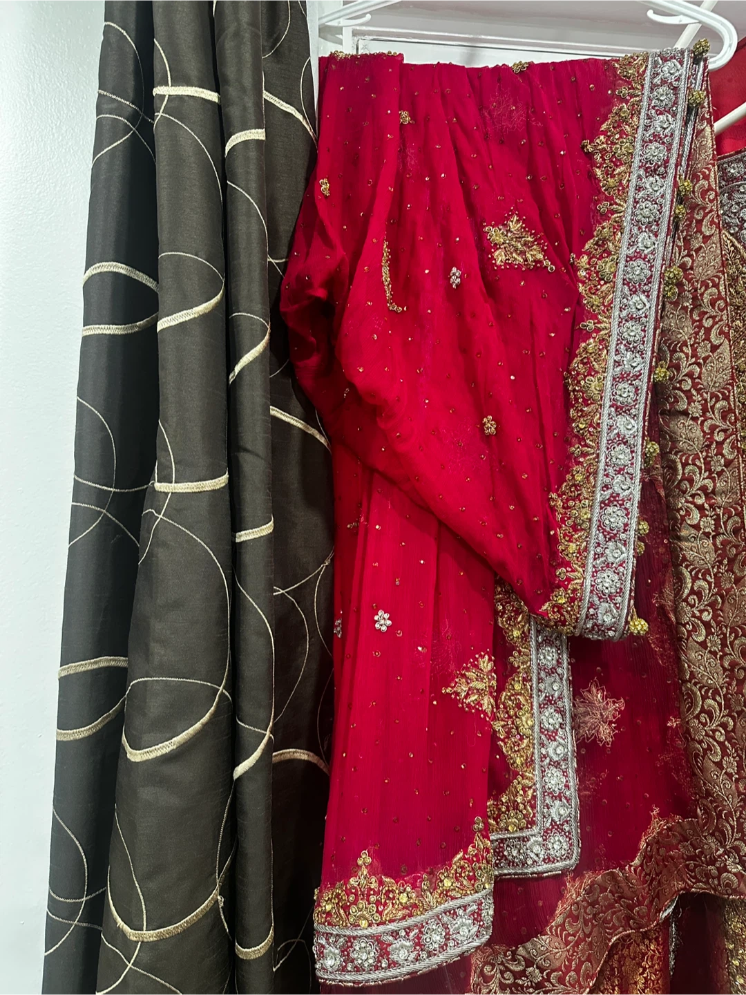 Beautiful Bridal Lehenga Set + Clutch (Never Worn) - photo 3